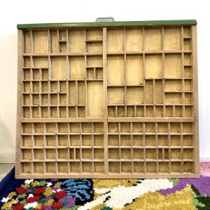 cassetto da tipografia vintage in legno con separatori per esposizione